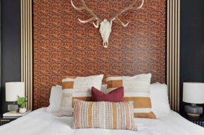 The Laredo - Beautifully Designed with Rooftop Patio